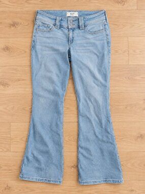 Hollister, Low-Rise Bootcut Jeans, Light Wash, Size 31 Long